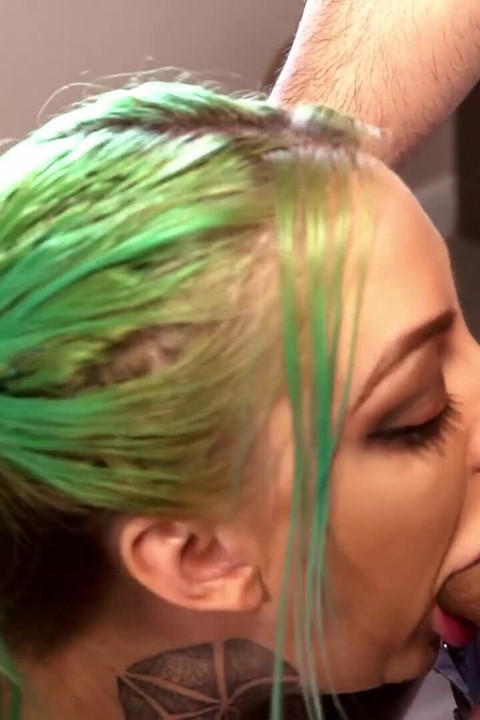 Татуированную и пирсингованную красотку жарят в два смычка в тройничке