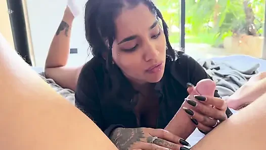 Göğüslü Hintli Kocaman Bir Penisin Üzerinde Kıçını Sallıyor - Yasmina Khan