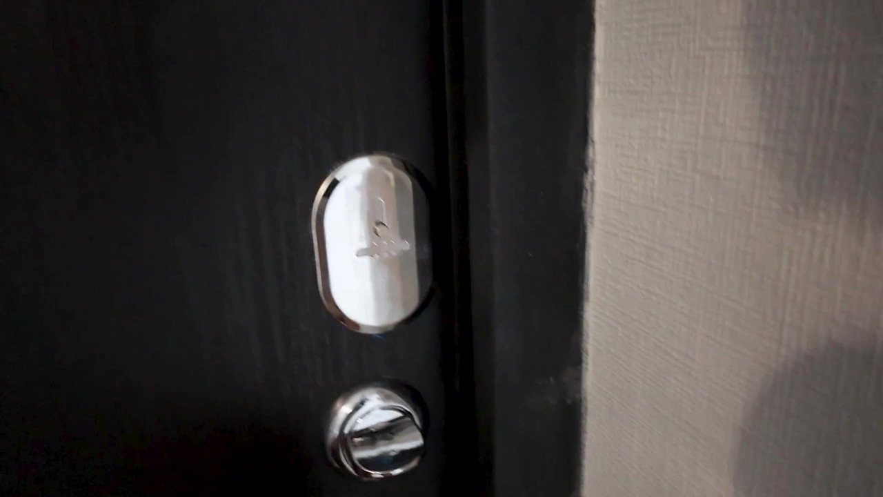 热辣继母不小心把继子的鸡巴插入了她紧致的阴户