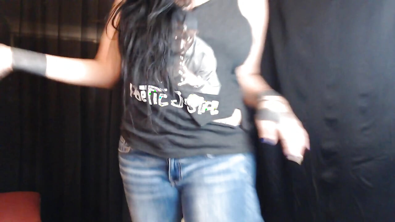 Destruyendo mis jeans sexy y tank top