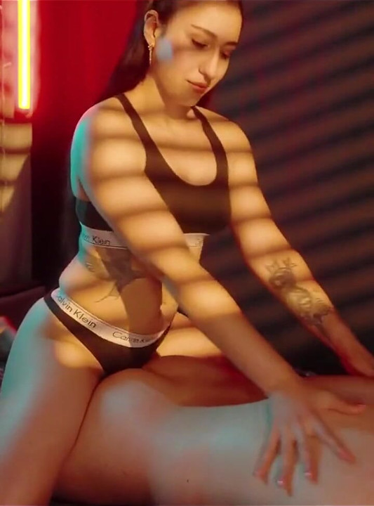 Happy Ending Massage in Underground Salon - Long-haired Masseuse Jerked Me off!