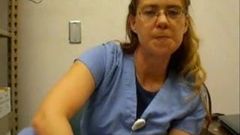 Enfermera se chupa los dedos de los pies en el trabajo