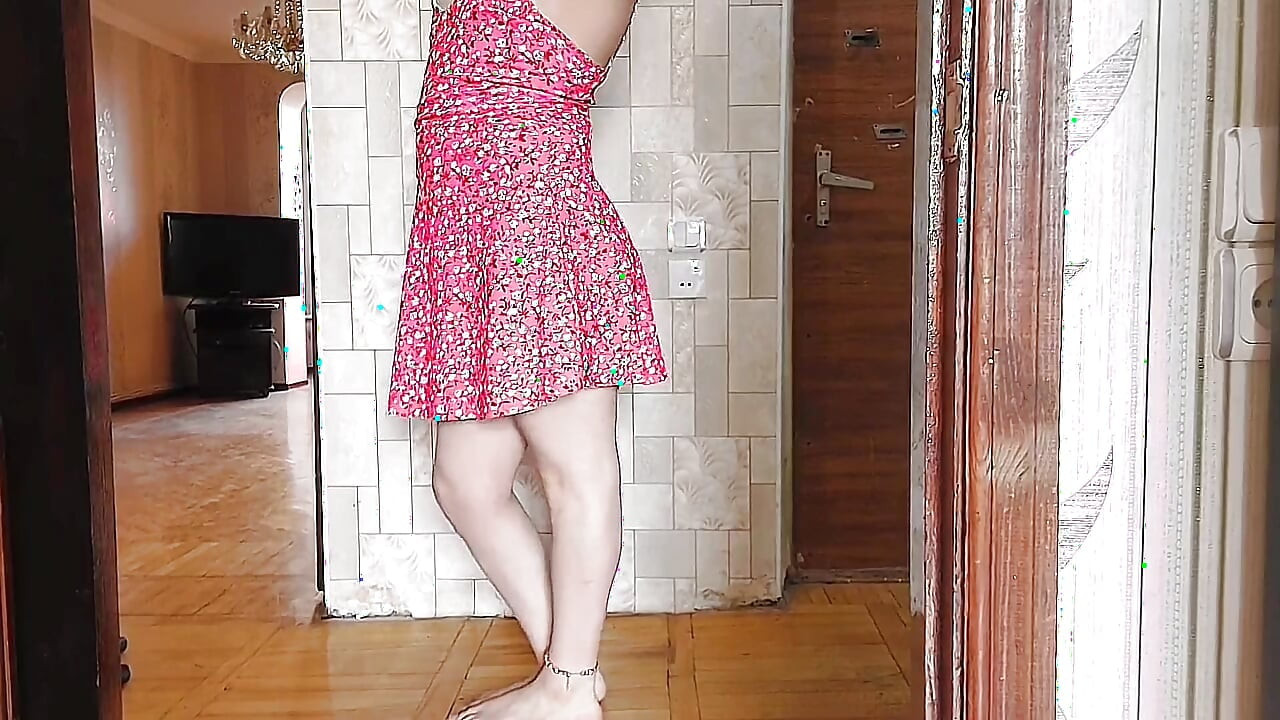 Slatki femboy drži košaru svježe ubranog cvijeća