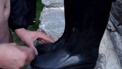 Boot boy - sborra sugli stivali di gomma delle donne leccano lo sperma