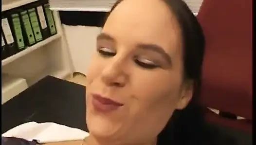 Cewek cantik rambut cokelat dientot di ruangan audisi seks