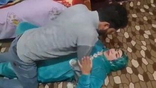 Arabische ägyptische Ehefrau betrügt ihren Ehemann