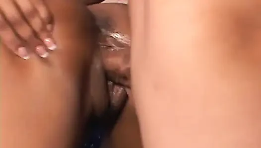 Ateşli zenci amigo kız kaslı adam tarafından sikiliyor