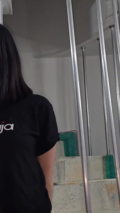 Laura membayar utang kepada orang asing dengan seks yang dia entot, seksi muda panas | Klip 1