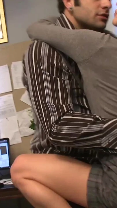 Setiausaha dengan tetek besar dapat penerokaan dan mengongkek bosnya | Klip 1