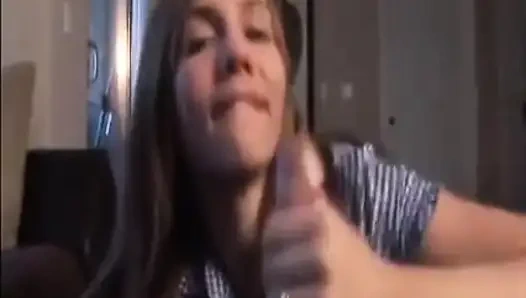 Sevimli esmer genç kız sert yarakla mastürbasyon yapıyor