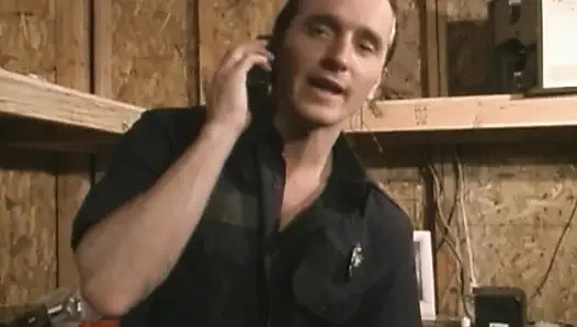 Zwei perfekte schätzchen sind hier, um polizisten zusammen zu befriedigen