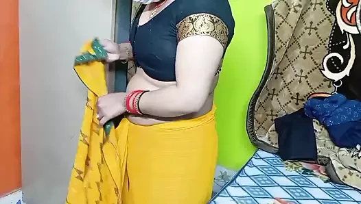 Sarı renkli sari Hintli güzel yenge.