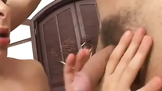 Memek cewek nakal ini dientot sama cowok biseksual yang lagi asik ngentot kontol saat foursome