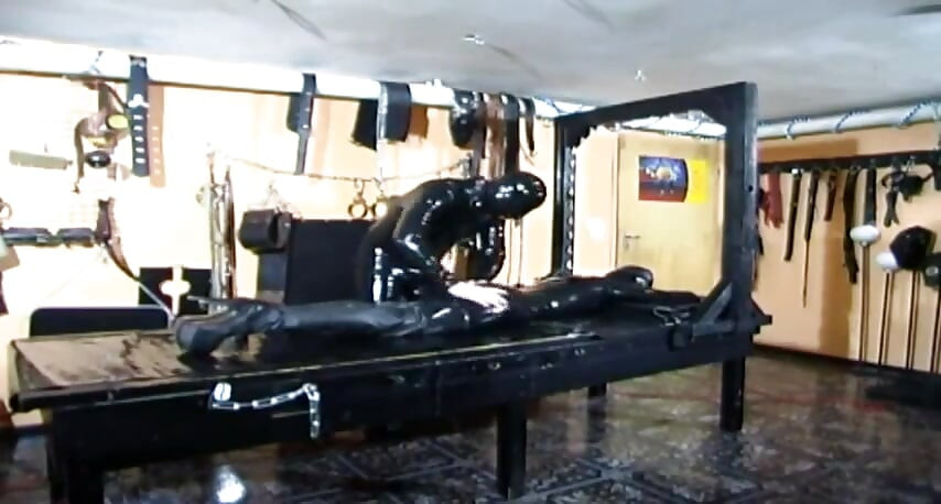 Bdsm s maskovanou dívkou v latexu