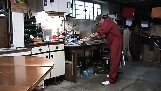 Ateşli büyük memeli orta yaşlı seksi kadın marangozunun büyük yarağını alıyor