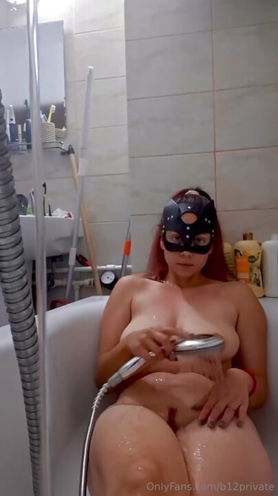 Ένα διαφορετικό είδος ντους! Η Lizzie μοιράζεται μαζί μας οικείες στιγμές!