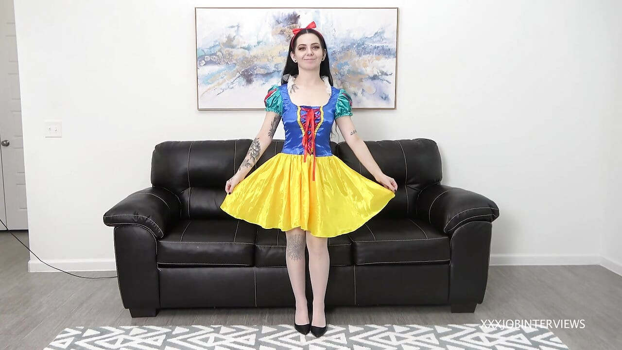 정액을 빨아주는 작은 음란한 소녀!