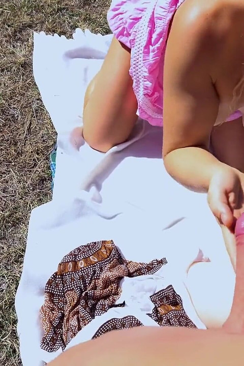 Zwei geile mädchen werden von fremden mit einem großen schwanz in den arsch gefickt im öffentlichen park Jessijek Tantaly