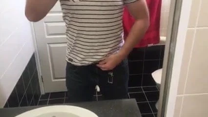 Tommylads夫がバスルームで秘密のオナニー
