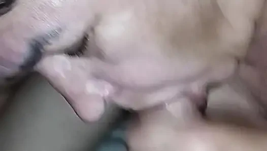 Helen lagi asik ngasih hadiah