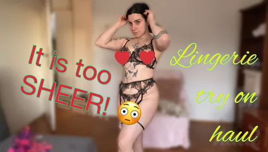 Une modèle alternative tatouée sexy essaye de la lingerie transparent