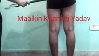 Индийская госпожа Maalkin Kaamini Yadav использует обрезку на ее рабыне.