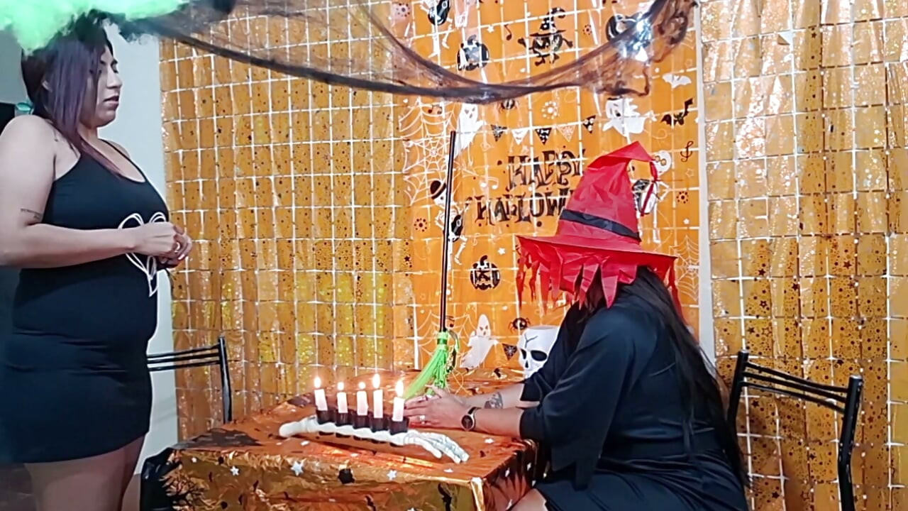 Futând o vrăjitoare frumoasă, cu sâni mari și fund generos, de Halloween
