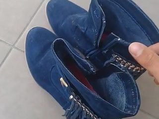 प्रेमिका के साबर नीले जूते मूतना