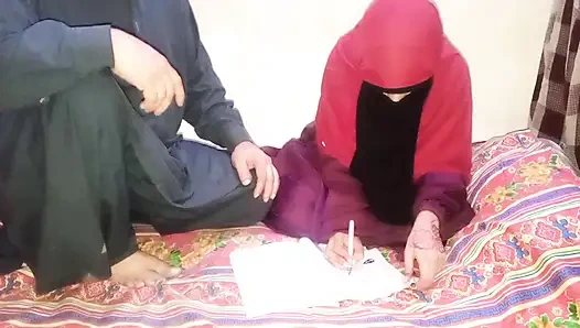 Мусульманская девушка в хиджабе занимается сексом с учителем в комнате