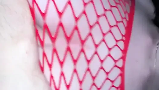 Schwangeres Mädchen mit riesigen Titten in rotem Mesh reitet auf dem Schwanz und wird dann doggystyle gefickt