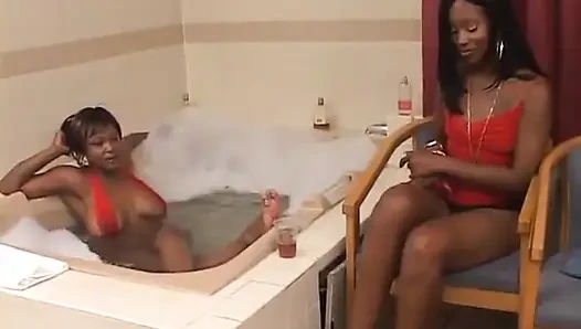 Tiga pelacur semok kulit hitam lagi asik ngentot memek bebasah