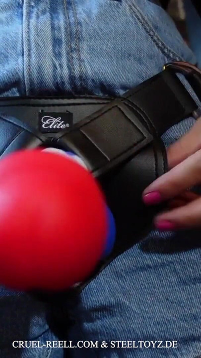 Památný okamžik z "Ultimate Pleasure with Cruel Reell: The Universal Heavy Duty Postroj od Steeltoyz"