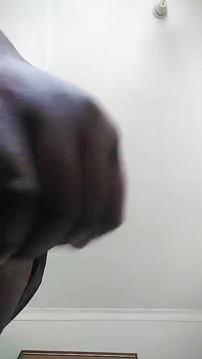 Omnigender kote hitam besar pancut pada awak dan menjilatnya