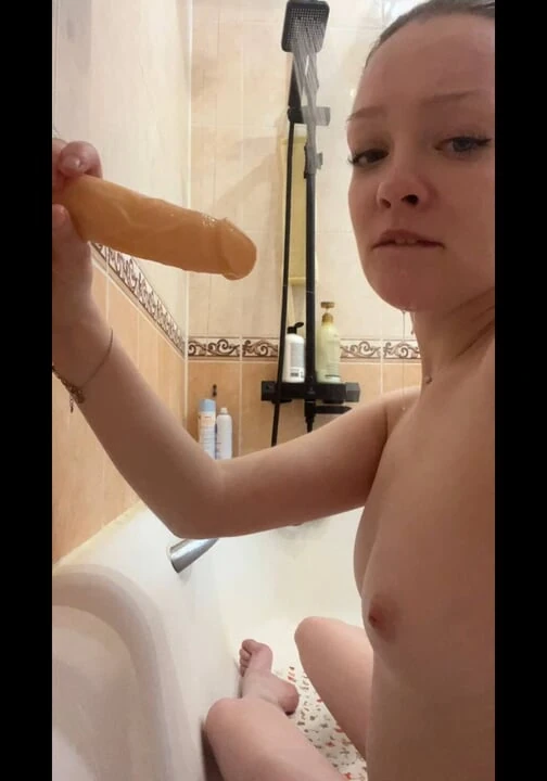 A teen teaches her friend how to suck in bath