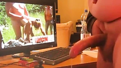 Videomda mastürbasyon yapıyor