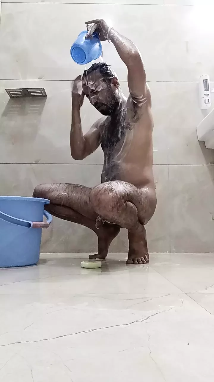 Indische oom papa zuigt aan mijn penis achter vader
