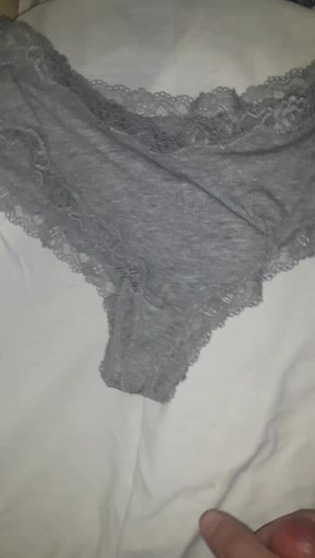 Une demi-sœur en culotte sexy se fait éjaculer dessus