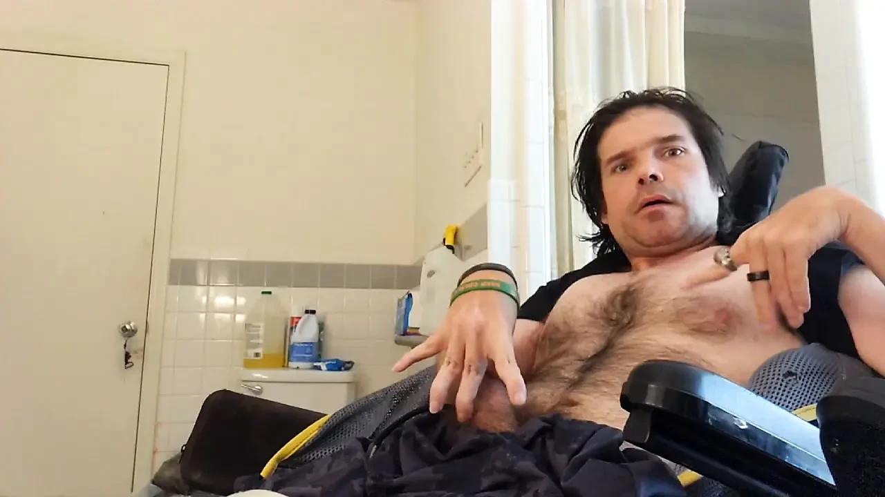 El hombre de silla de ruedas sexy de Kevy 69 te da dos orgasmos para correrte con él