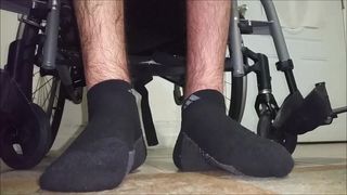 Meus pés paraplégicos com meias