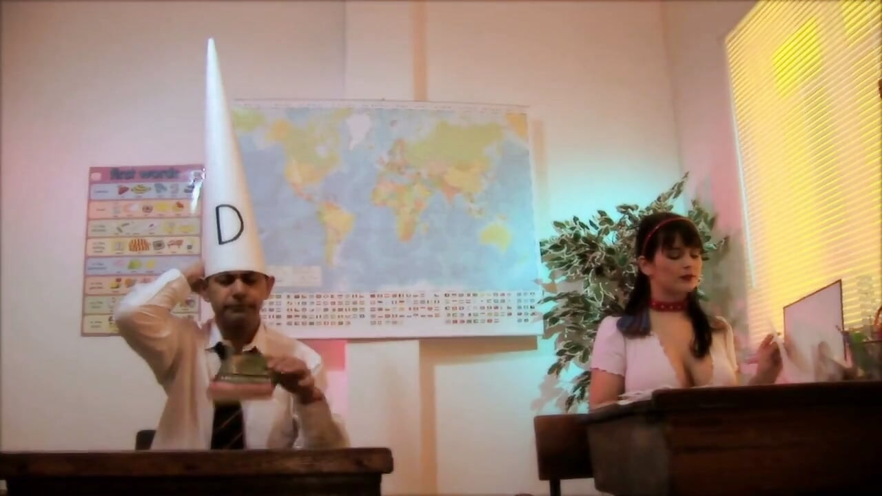 O studentă țâțoasă și-a înnebunit colegul de clasă ușor plictisițos