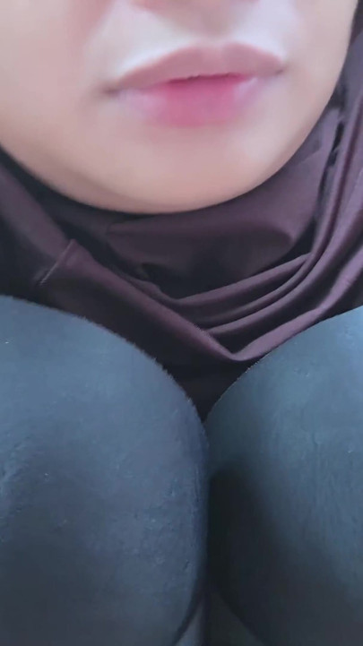 Hijab-studente (18+) neukt in een auto om haar mobiele telefoon te upgraden - Minokiiko | Clip 2