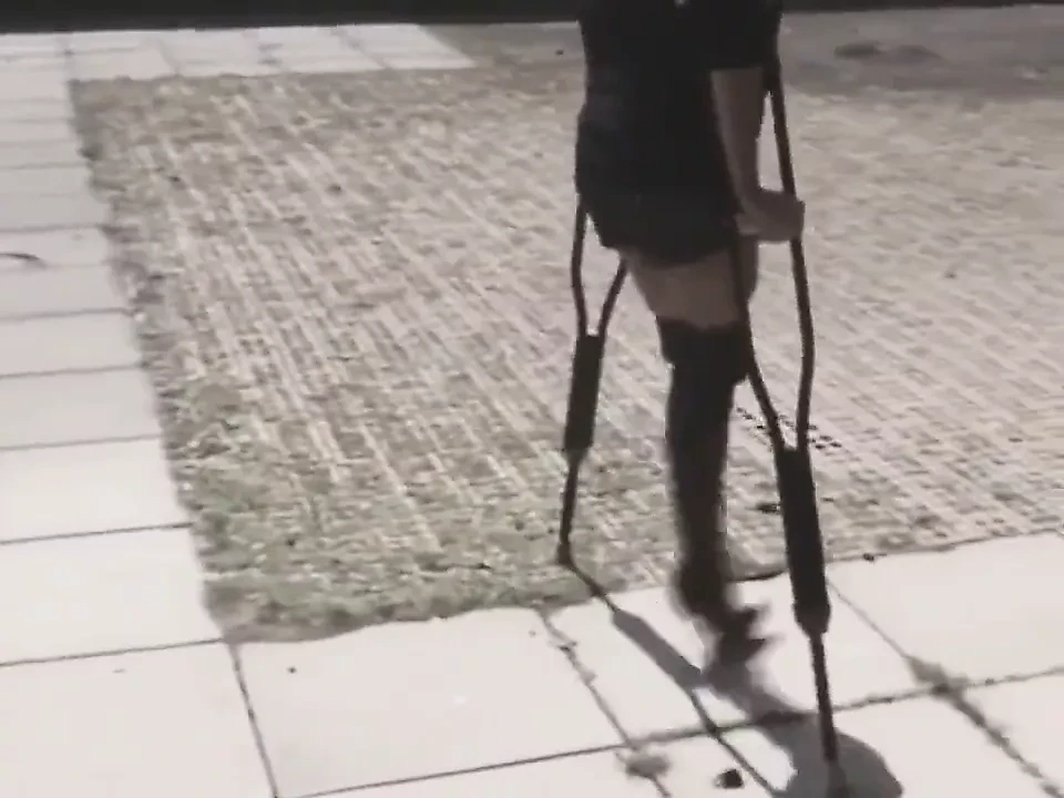 Wanita Amputee berjalan sak di jalan