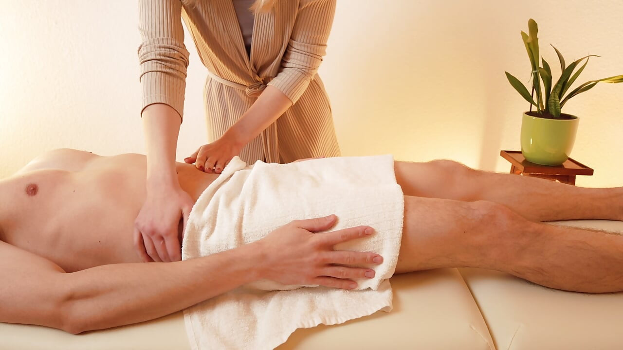 Aku pergi untuk pijat tapi terapis terangsang membuatku muncrat dengan happy ending