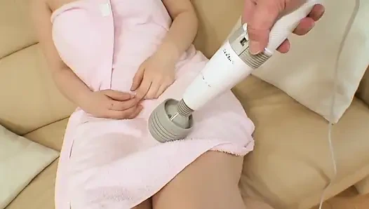 Очаровательная японская тинка использует игрушки и член