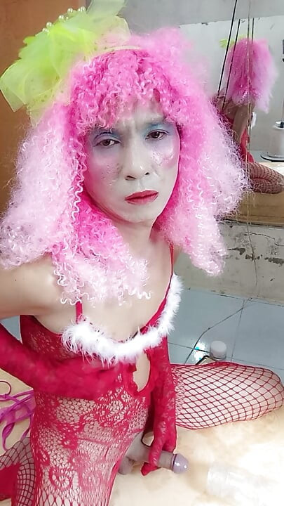 Transgender Le सेक्सी मेश सॉक्स पहनकर फेक टिट्स से खेलते हुए पोर्न