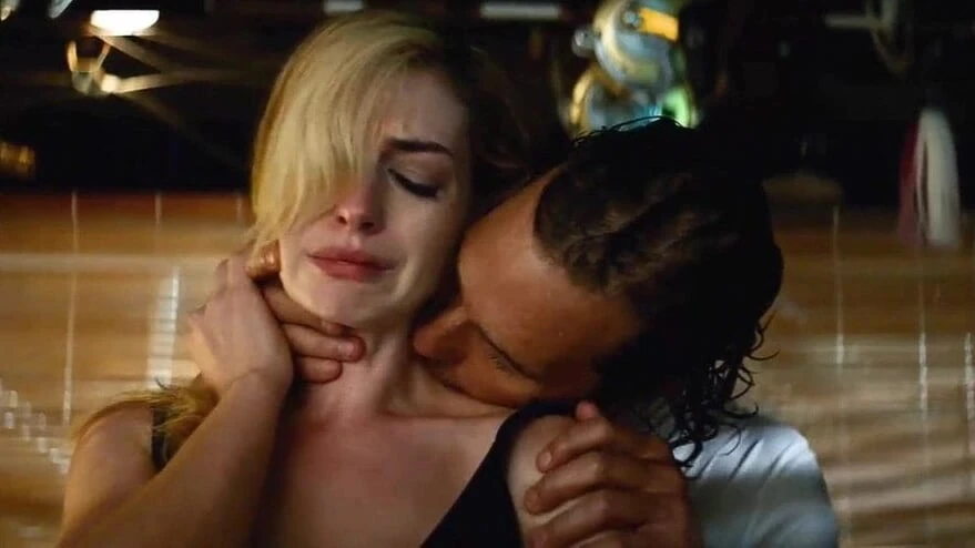 Scandalplanet.com'da 'serenity'den Anne hathaway seks sahnesi