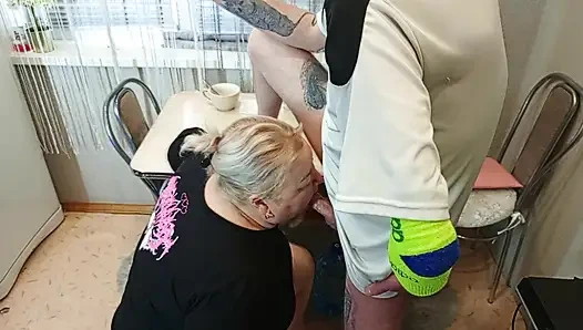 Öğleden sonra, komşumu mutfakta ağzından sikiyorum ve boşalıyorum