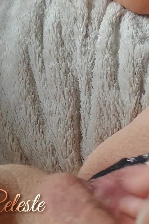 Masturbare și gemete cu orgasm intens cu pizdă umedă