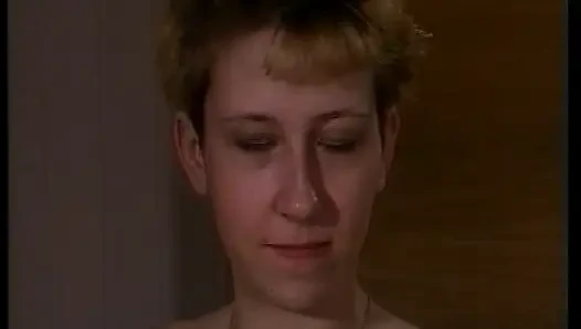 Ganz natürliche deutsche puppe spielt mit einem großen dildo