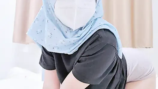 Pov: kamu nonton gadis berhijab menggodaku dengan kaos seksi dan pemalu.